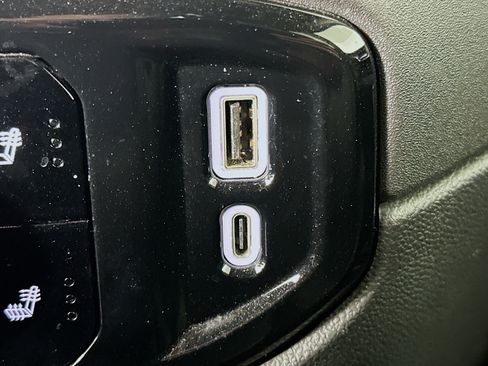 Used 2025 GMC Sierra 1500 SLT image 25