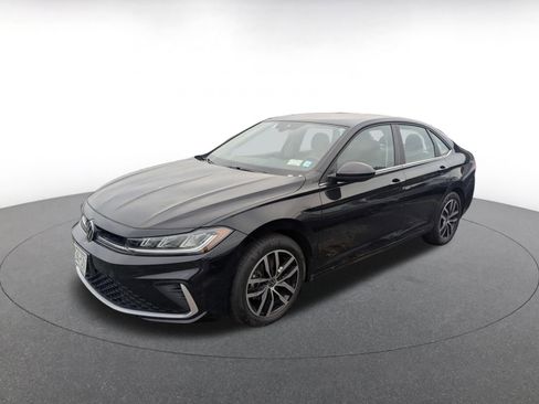 Used 2025 Volkswagen Jetta SE image 3