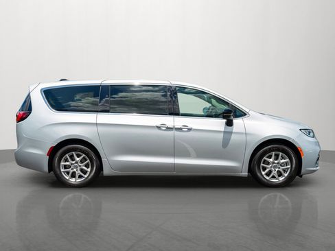 Used 2024 Chrysler Pacifica Touring-L FWD image 8