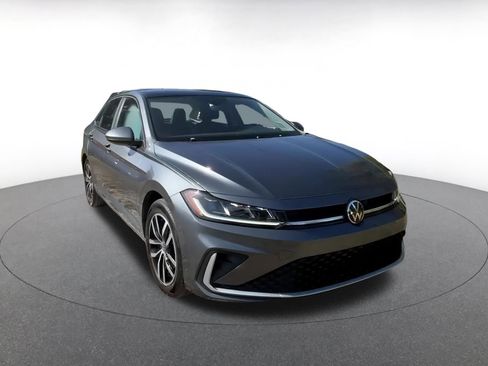 Used 2025 Volkswagen Jetta SE image 2