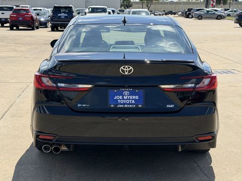 Used 2025 Toyota Camry SE FWD image 8