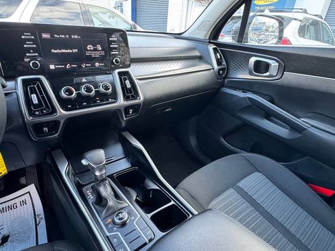 Used 2023 Kia Sorento LX image 17