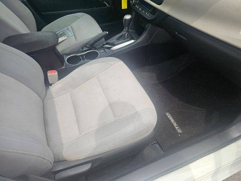 Used 2015 Toyota Corolla LE FWD image 16