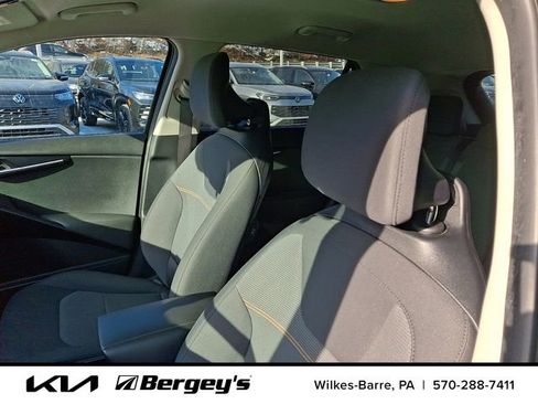 Certified 2025 Kia Niro LX image 17