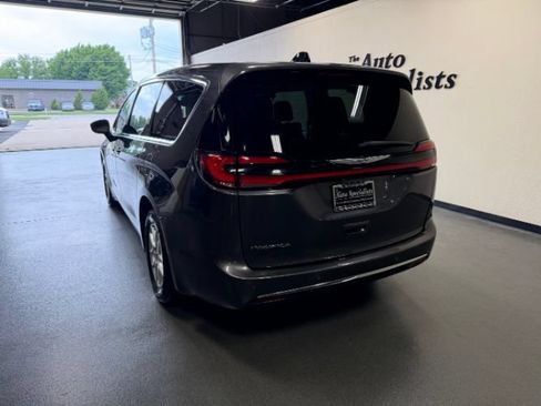 Used 2023 Chrysler Pacifica Touring-L FWD image 3