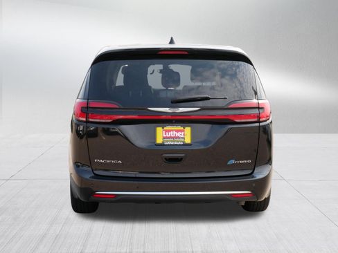 Used 2023 Chrysler Pacifica Touring-L FWD image 6