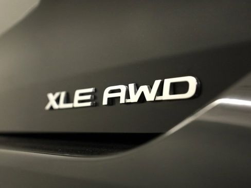 Certified 2023 Toyota Highlander XLE image 42