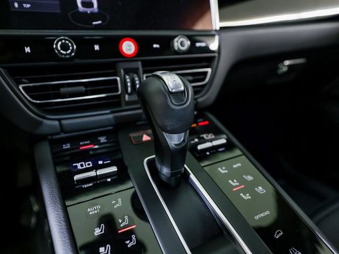 Certified 2025 Porsche Macan AWD/4WD image 20