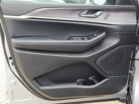 New 2025 Jeep Grand Cherokee Limited w/ Black Appearance Package image 22