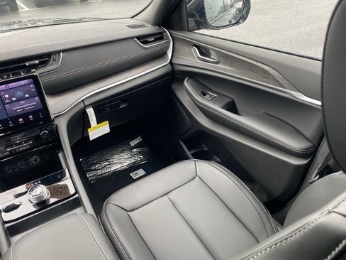 New 2025 Jeep Grand Cherokee Limited image 36