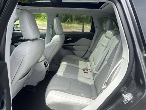 Used 2019 Jeep Cherokee Limited w/ Luxury Group FWD image 14