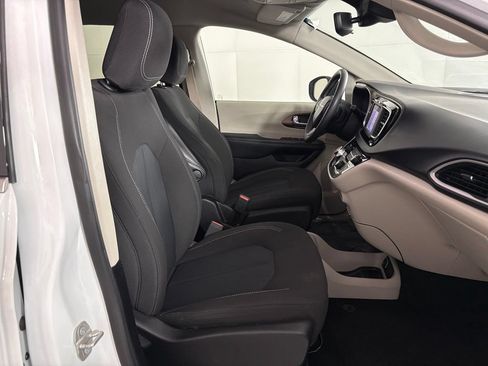 Used 2023 Chrysler Voyager LX FWD image 48