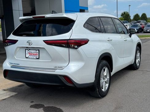 Used 2022 Toyota Highlander LE AWD/4WD image 3
