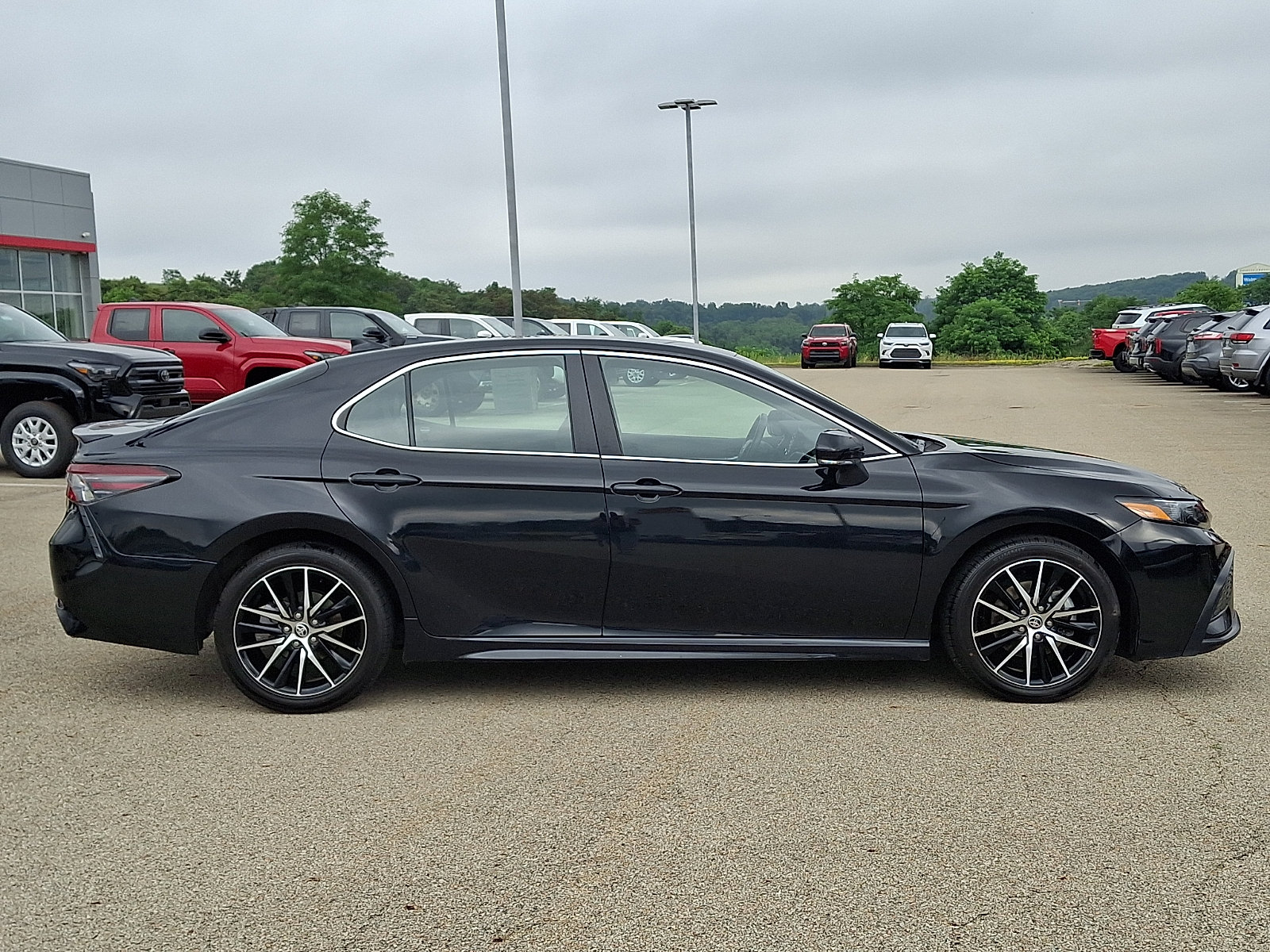 Used 2024 Toyota Camry SE FWD image 7
