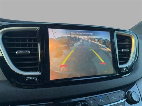 Used 2025 Chrysler Pacifica Select image 15