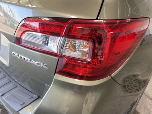 Used 2018 Subaru Outback 2.5i Touring image 11