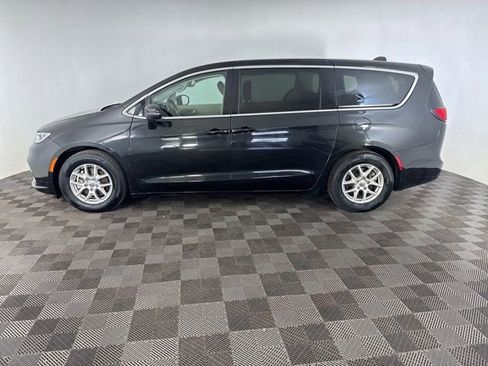 Used 2023 Chrysler Pacifica Touring-L FWD image 10