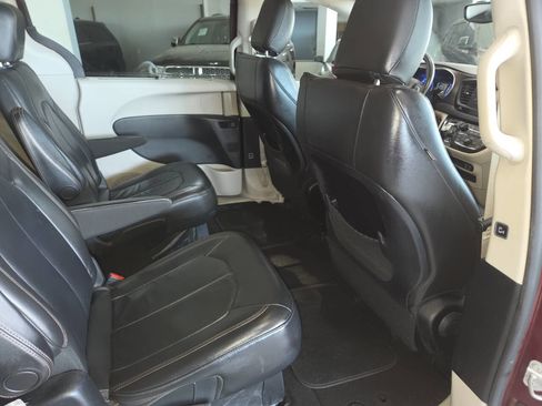 Used 2017 Chrysler Pacifica Touring-L FWD image 26