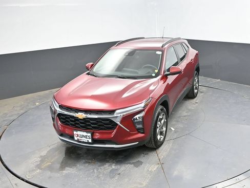 Used 2025 Chevrolet Trax LT FWD image 25