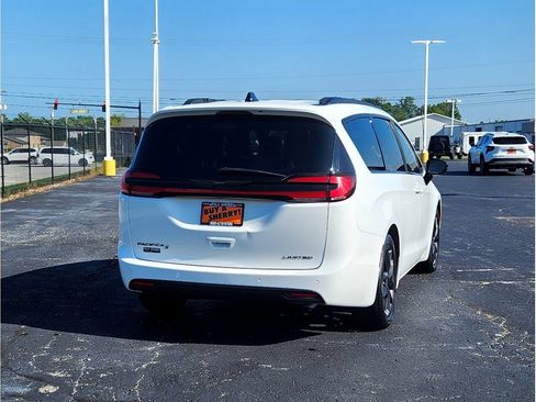 Used 2025 Chrysler Pacifica Limited FWD image 10