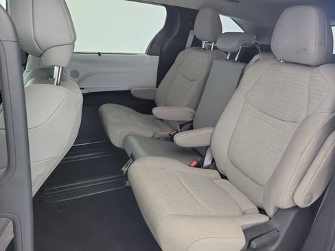 Used 2025 Toyota Sienna XLE FWD image 8