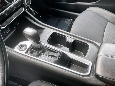 Used 2024 Nissan Sentra SV FWD image 17