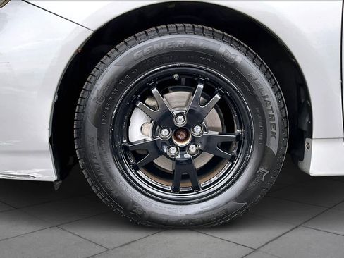 Used 2012 Toyota Prius Three image 9