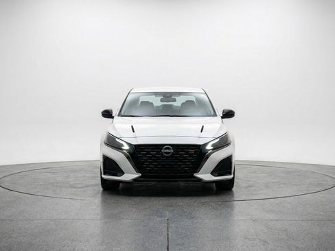 Used 2025 Nissan Altima 2.5 SV image 2