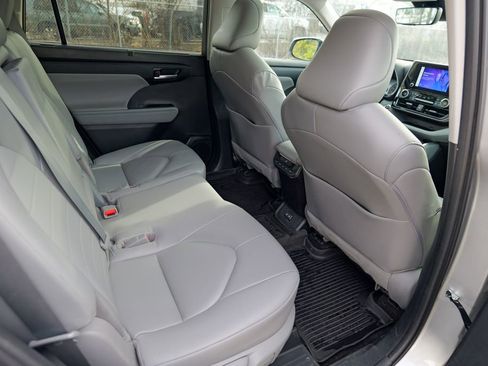 Used 2023 Toyota Highlander XLE image 31