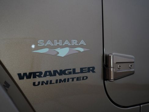 Used 2015 Jeep Wrangler Unlimited Sahara w/ Connectivity Group AWD/4WD image 29