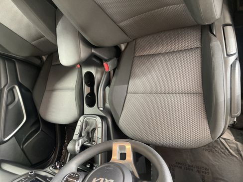 Used 2025 Kia Soul LX w/ LX Technology Package FWD image 14