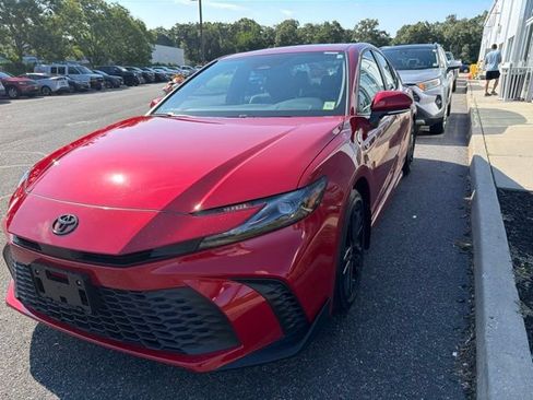 Used 2025 Toyota Camry SE FWD image 1