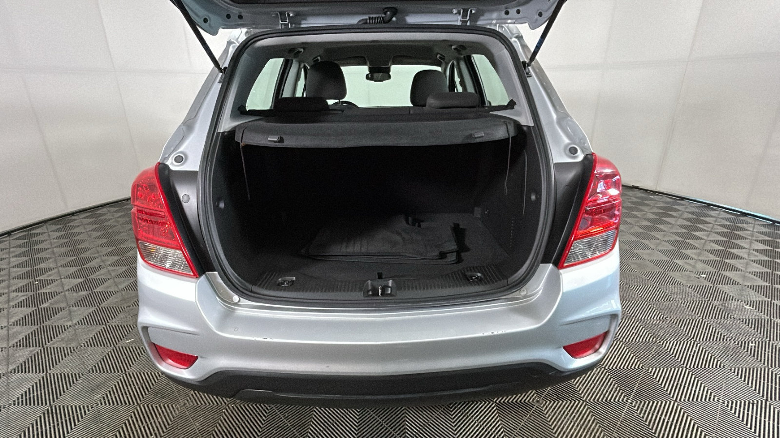 Used 2018 Chevrolet Trax LS AWD/4WD image 31