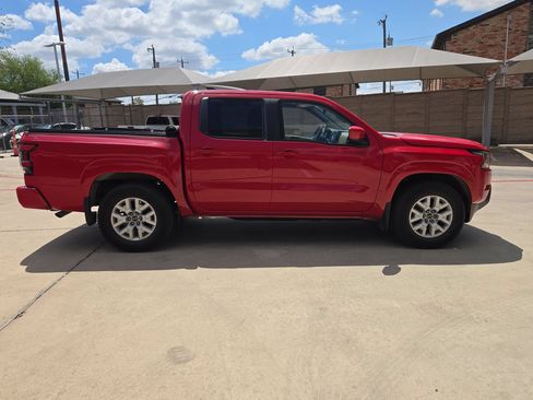Used 2022 Nissan Frontier SV RWD image 2