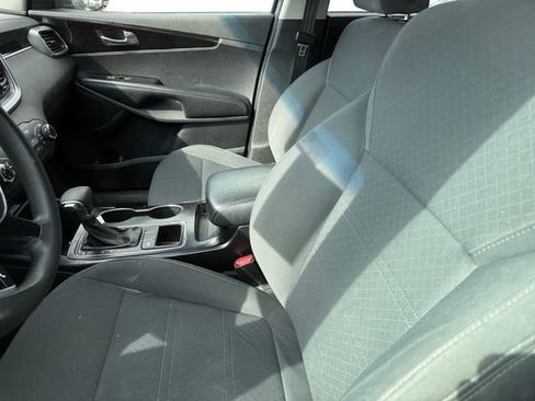 Used 2019 Kia Sorento LX image 4