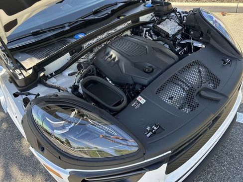 Certified 2025 Porsche Macan image 30