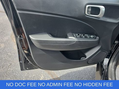 Used 2025 Hyundai Venue SEL FWD image 12