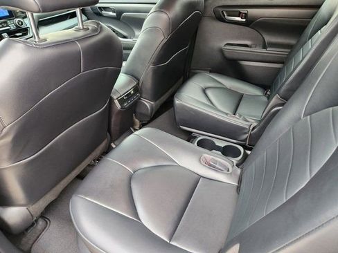 Used 2023 Toyota Highlander XLE image 30