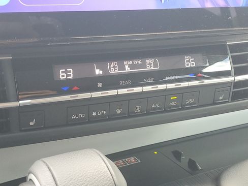 Used 2025 Toyota Sienna XLE FWD image 27
