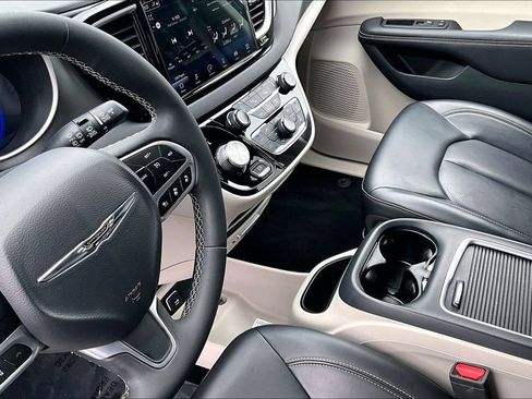 Used 2024 Chrysler Pacifica Touring-L FWD image 18