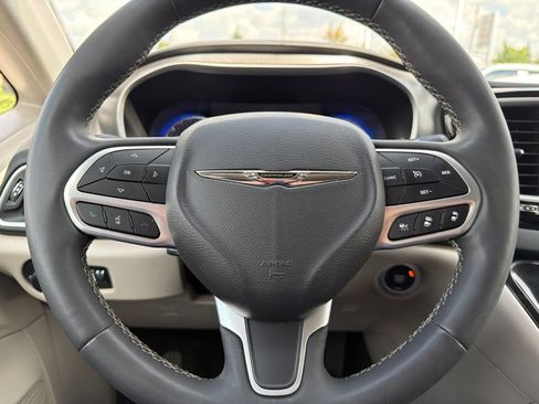 Used 2024 Chrysler Pacifica Touring-L FWD image 27