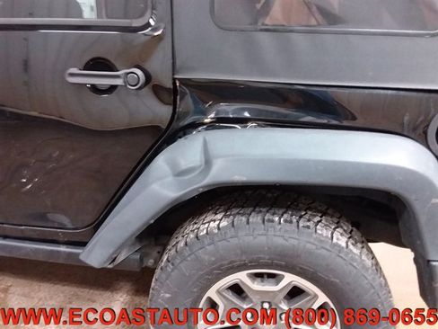 Used 2015 Jeep Wrangler Unlimited Rubicon w/ Connectivity Group image 21