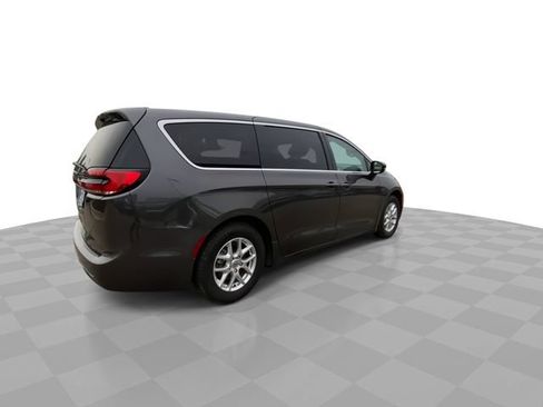 Used 2023 Chrysler Pacifica Touring-L FWD image 2