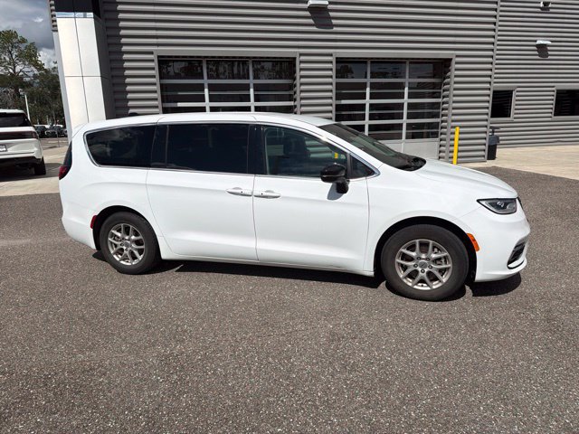 Used 2024 Chrysler Pacifica Touring-L FWD image 2