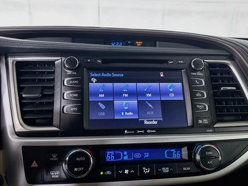 Used 2019 Toyota Highlander XLE FWD image 21