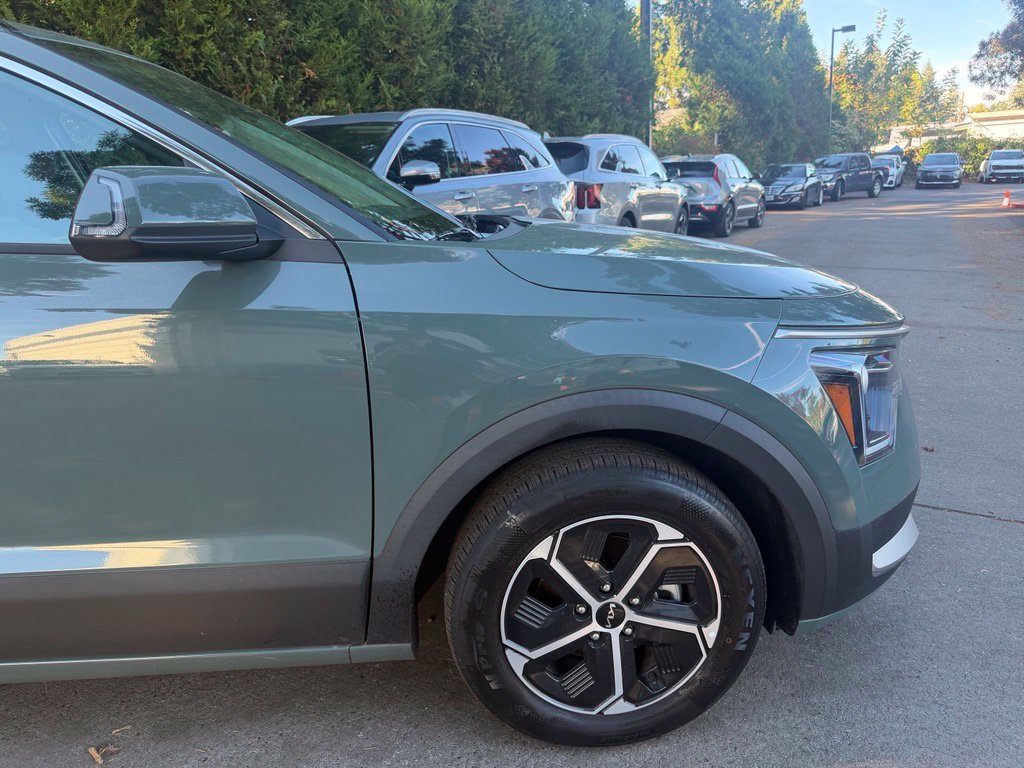 Used 2025 Kia Niro EX FWD image 3