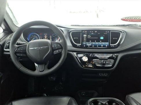 Used 2023 Chrysler Pacifica Touring-L w/ S Appearance Package image 10