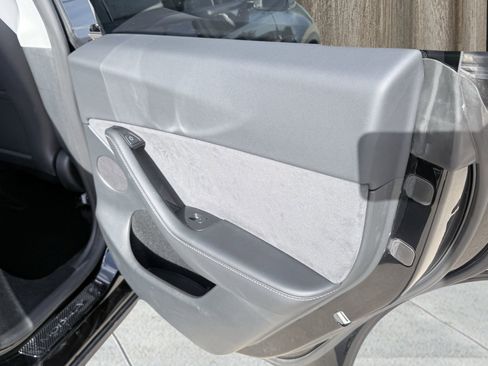 Used 2024 Tesla Model Y Long Range AWD/4WD image 37