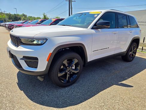 Used 2025 Jeep Grand Cherokee Altitude AWD/4WD image 2