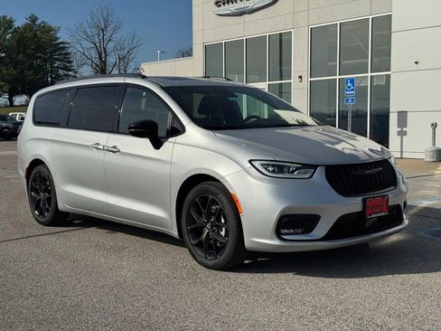 New 2026 Chrysler Pacifica Limited image 2